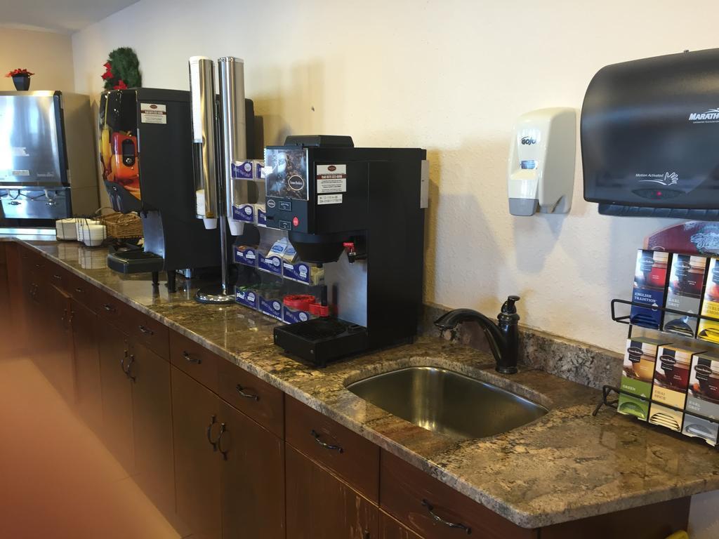 Americas Best Value Inn Гранд Форкс Екстериор снимка