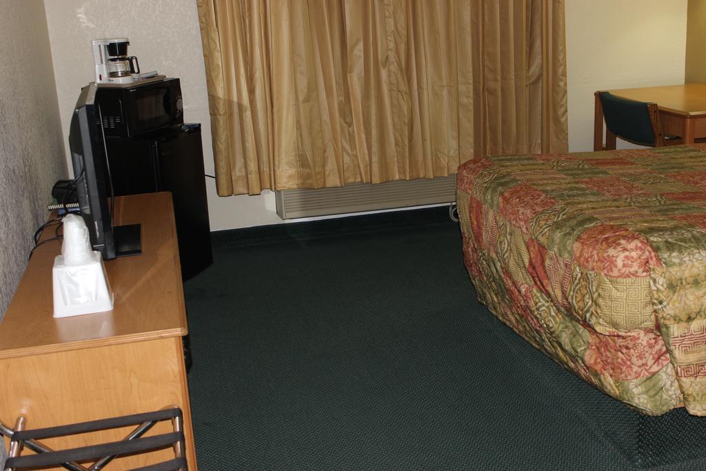 Americas Best Value Inn Гранд Форкс Екстериор снимка