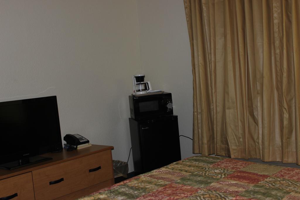 Americas Best Value Inn Гранд Форкс Екстериор снимка