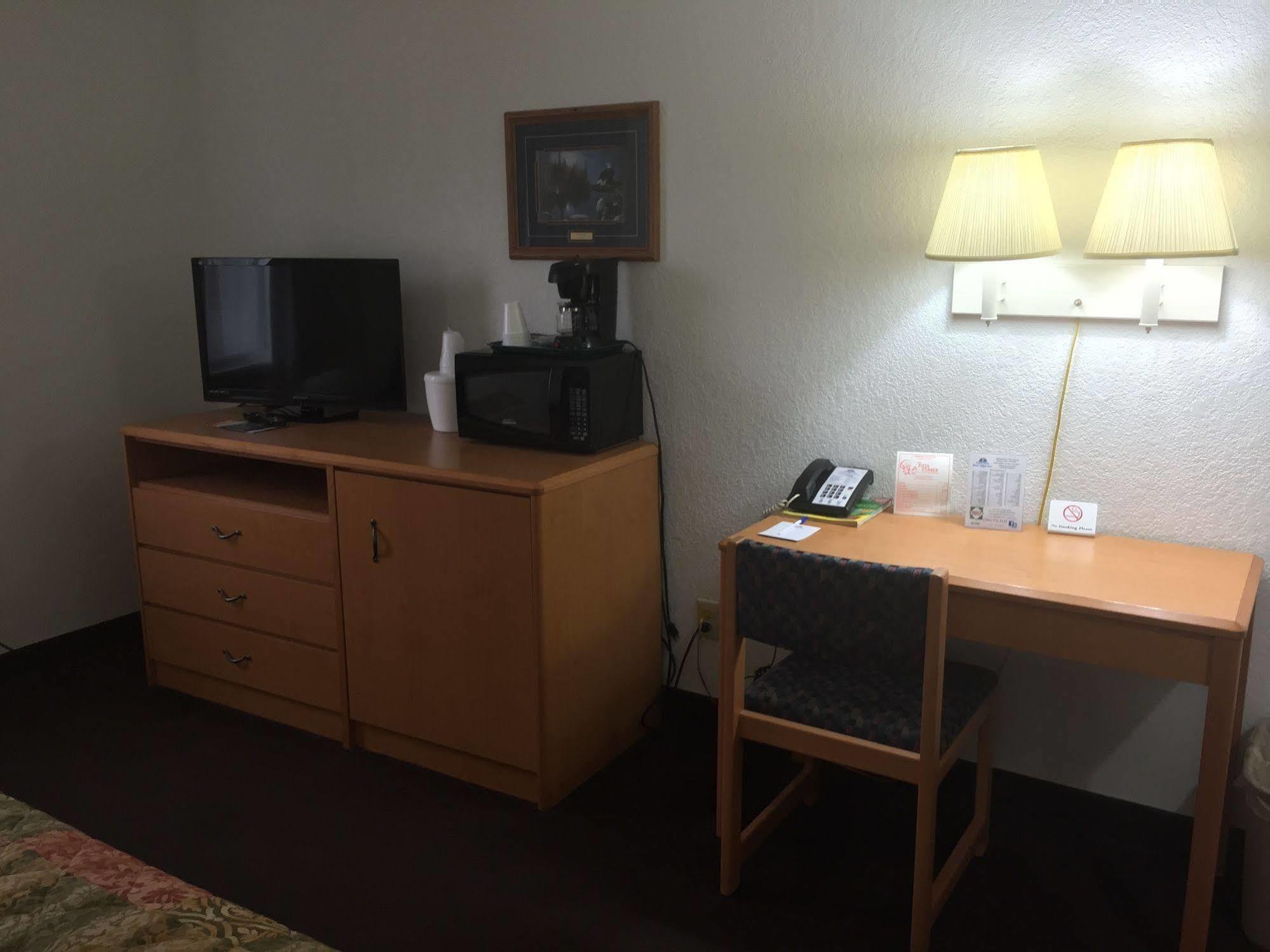 Americas Best Value Inn Гранд Форкс Екстериор снимка