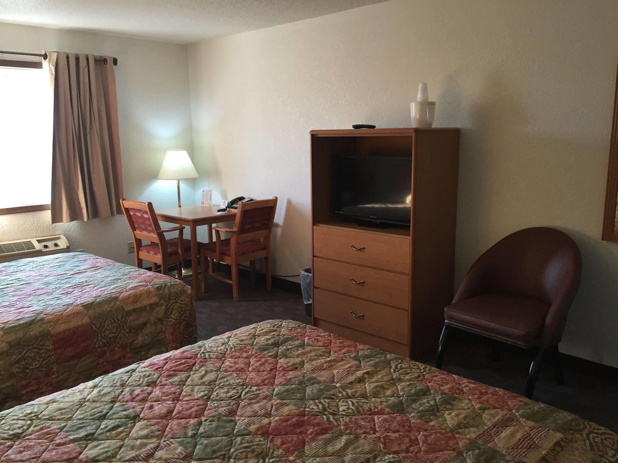 Americas Best Value Inn Гранд Форкс Екстериор снимка
