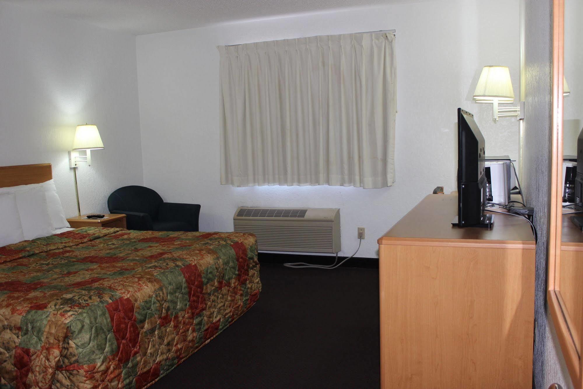 Americas Best Value Inn Гранд Форкс Екстериор снимка
