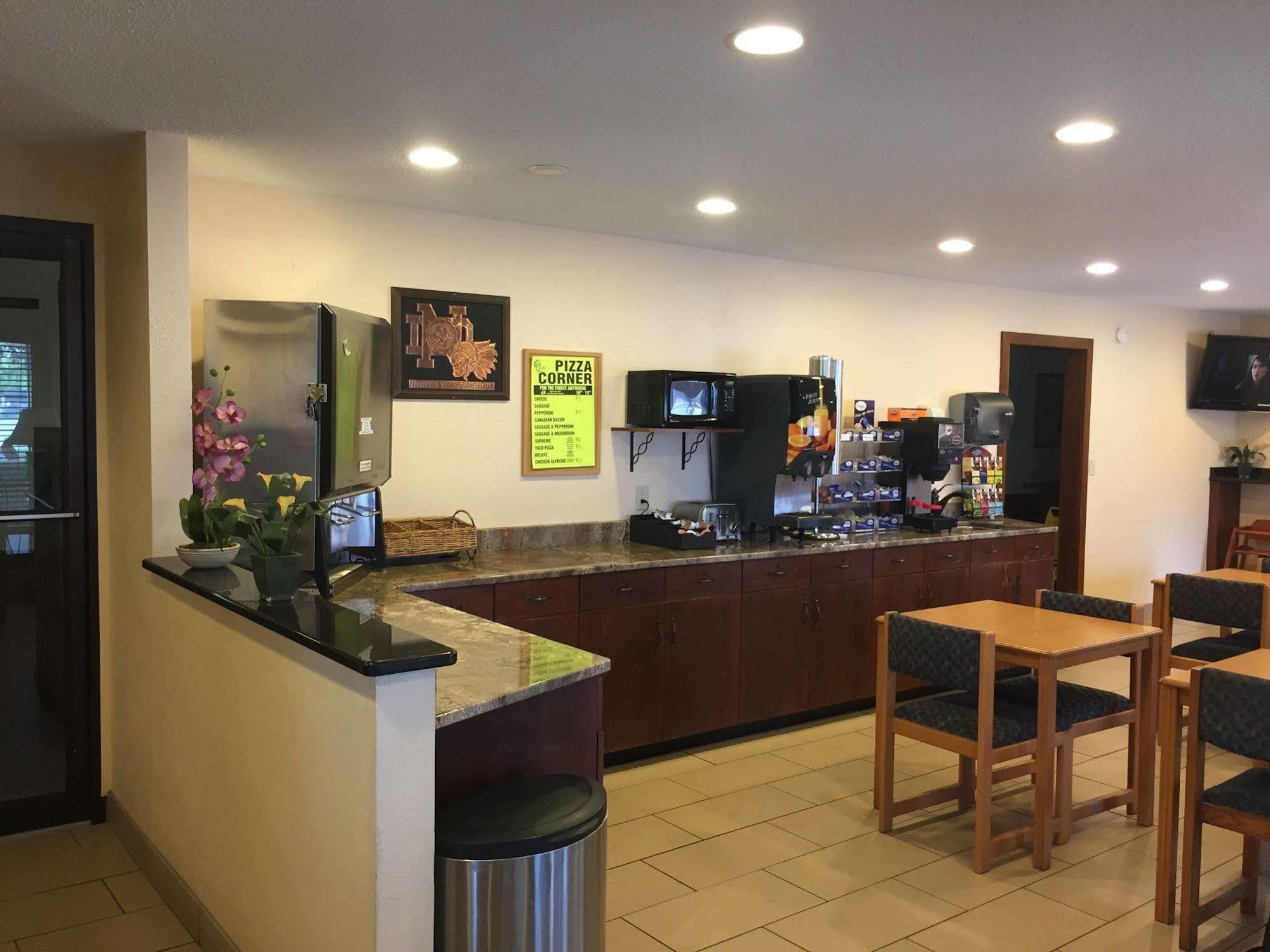 Americas Best Value Inn Гранд Форкс Екстериор снимка