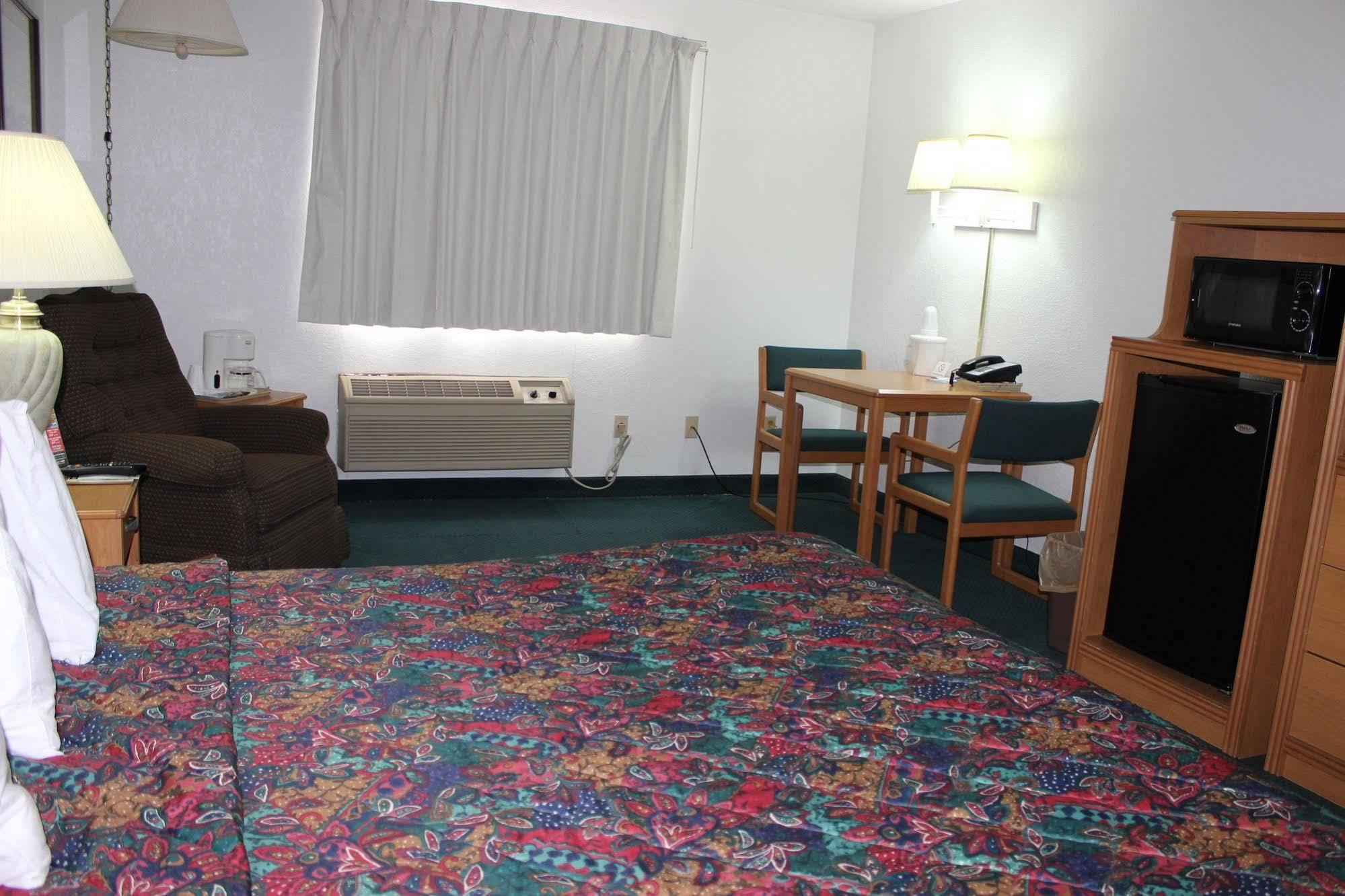 Americas Best Value Inn Гранд Форкс Екстериор снимка