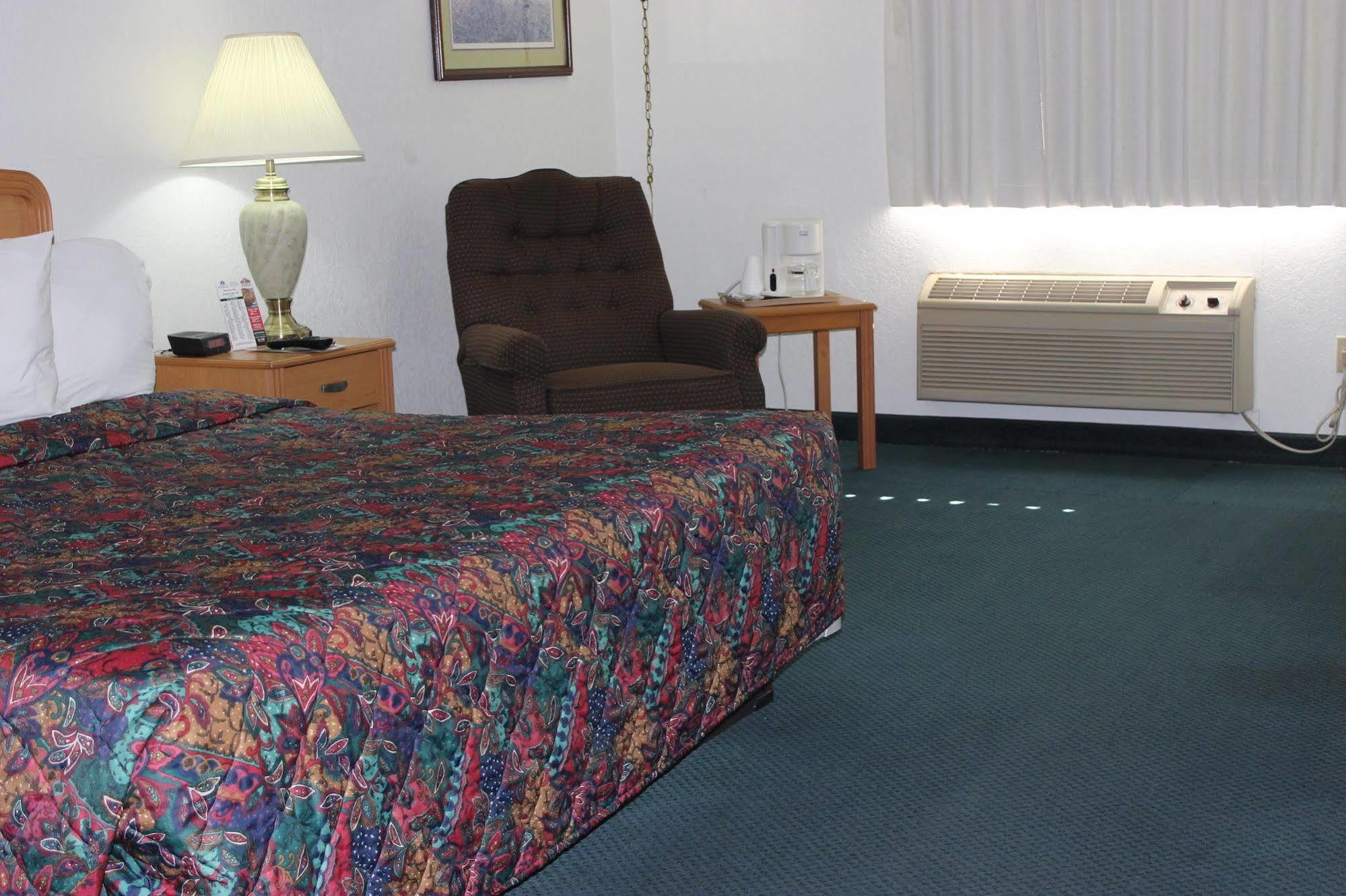 Americas Best Value Inn Гранд Форкс Екстериор снимка