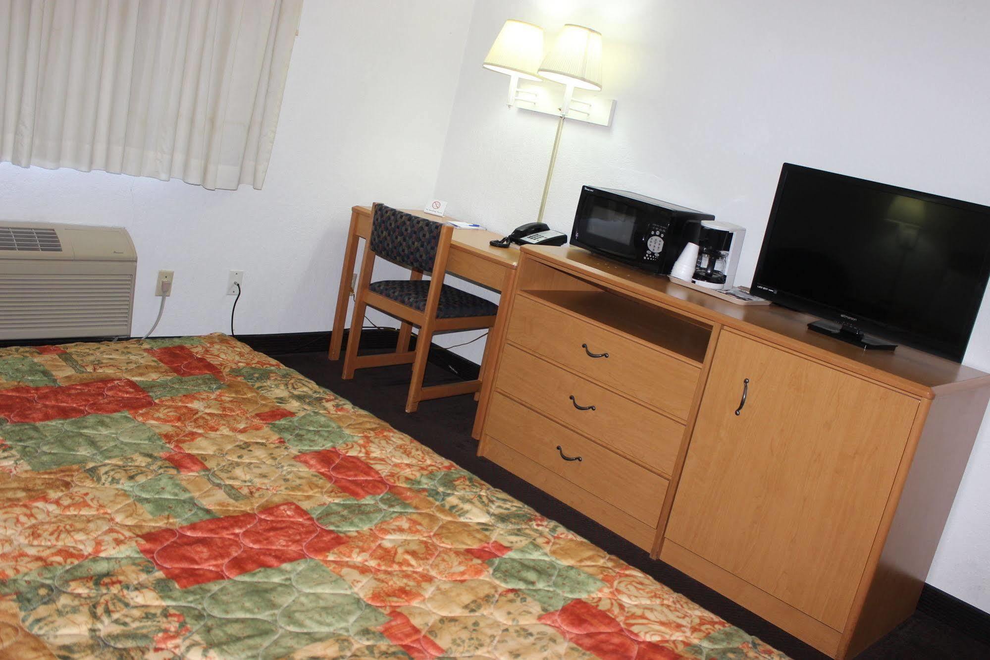 Americas Best Value Inn Гранд Форкс Екстериор снимка