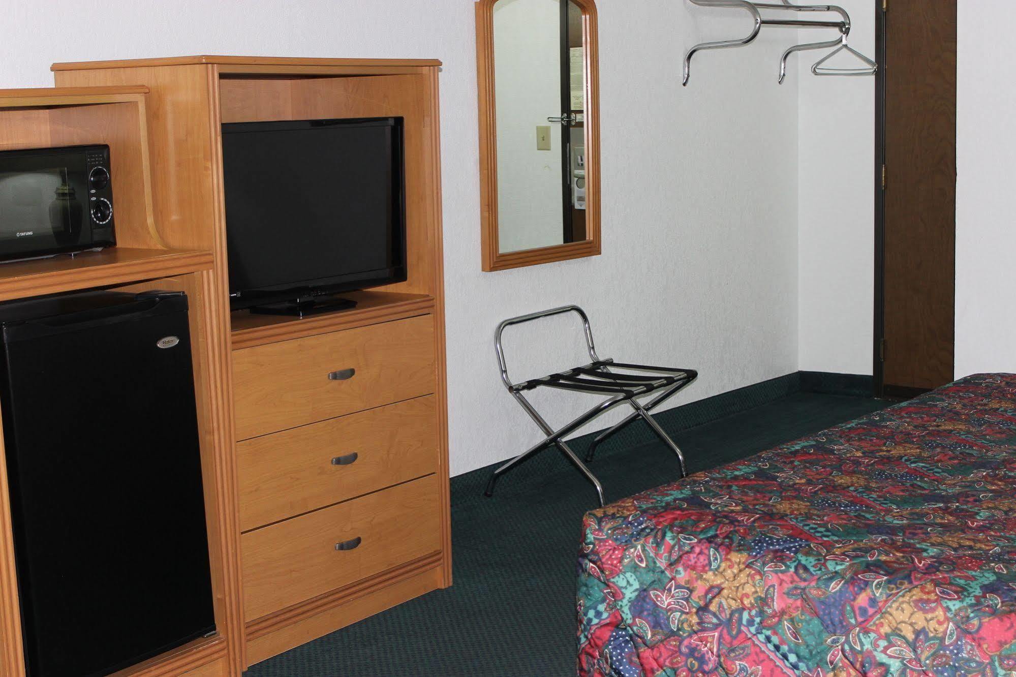 Americas Best Value Inn Гранд Форкс Екстериор снимка